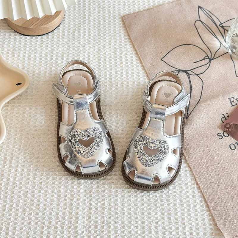 

2026 Girls Leather Princess Sandals Closed Toe Heart Hollow Design Soft Sole Fashion Roman Sandals For Beach & Daily Wear