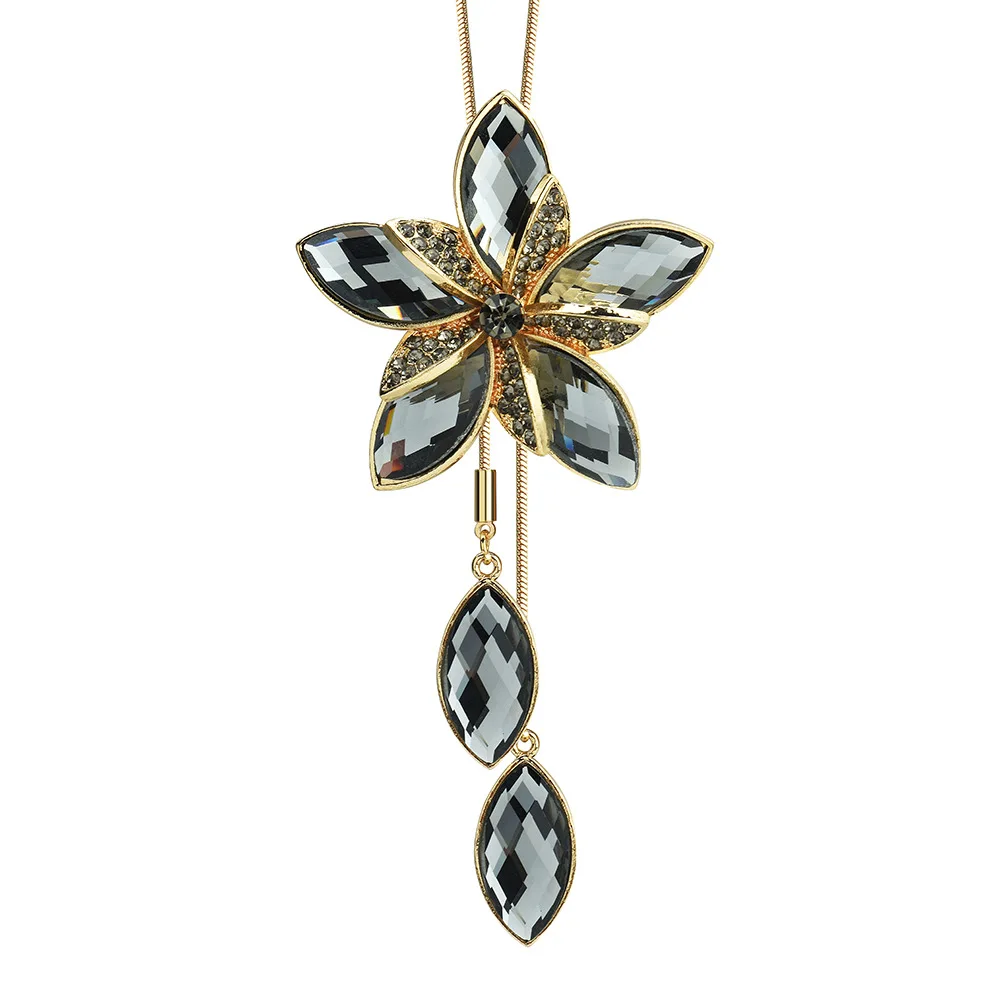 

A high-end crystal flower sweater chain brooch, a two-wear tassel long necklace