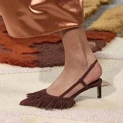 Ciemnobrązowe zamszowe szpiczaste Toe Fringe Kitten Heels Slingback Sandals Hollow Shallow Pumps Fashion Women Back Straps Dress Shoes