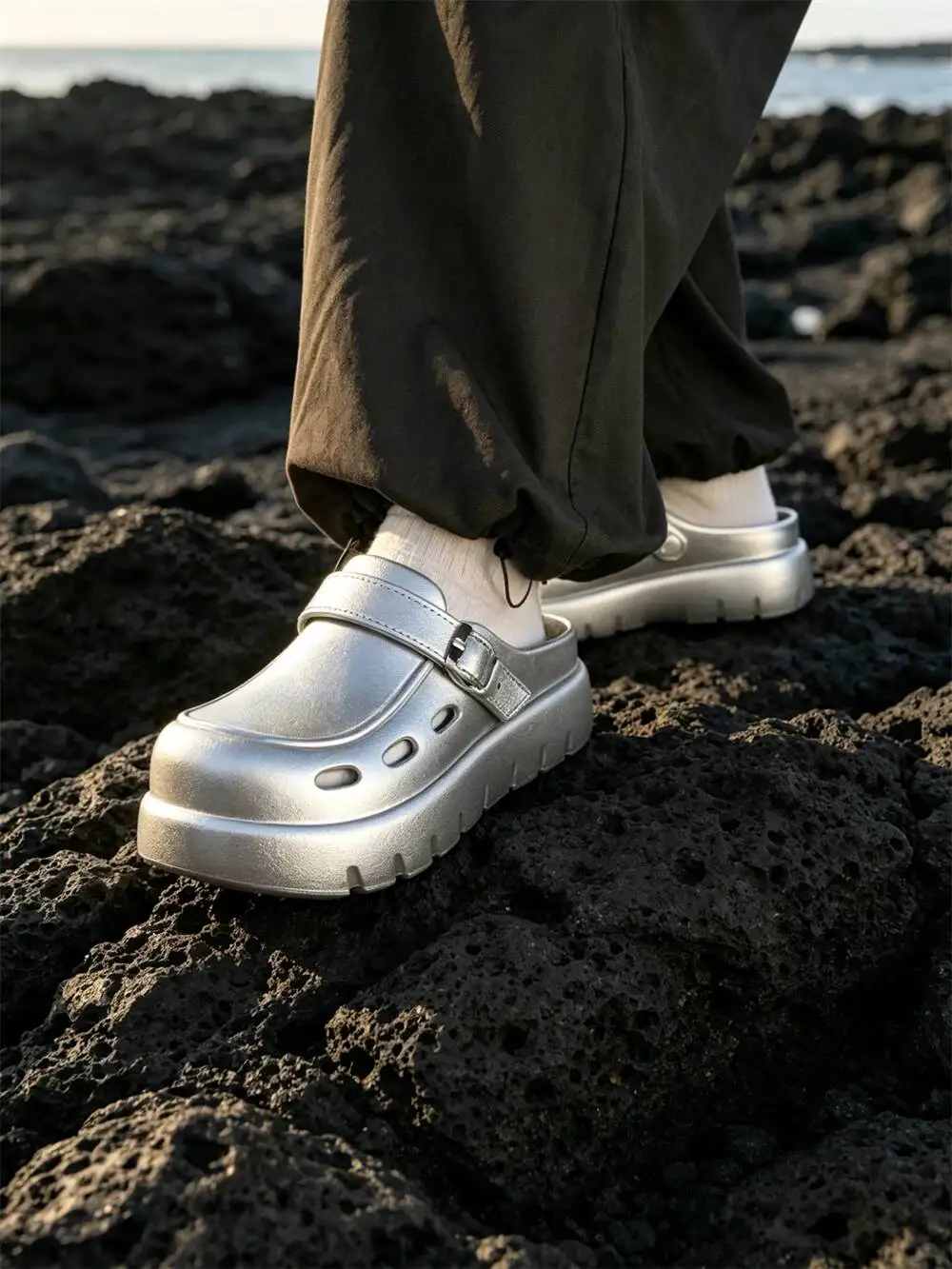 Unisex Garden Shoes 2026 Summer Unisex Silver Closed Toe Clogs Beach Platform Sandals Slip On Anti Slip Couple Outdoor Slippers
