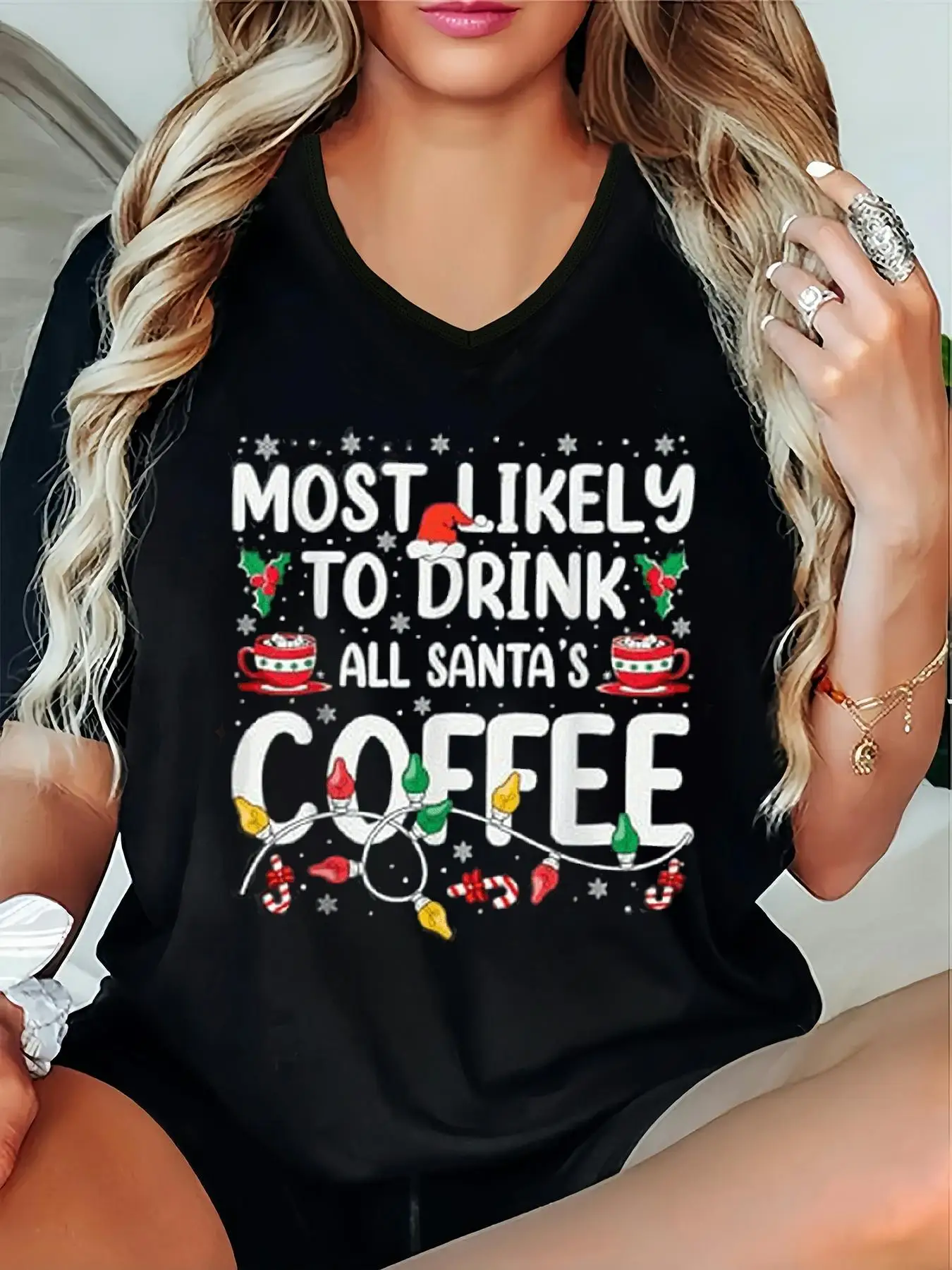 Camiseta navideña divertida para mujer "Most Likely To Drink The Santa's Coffee" Top suelto de manga corta - Negro con estampado blanco y