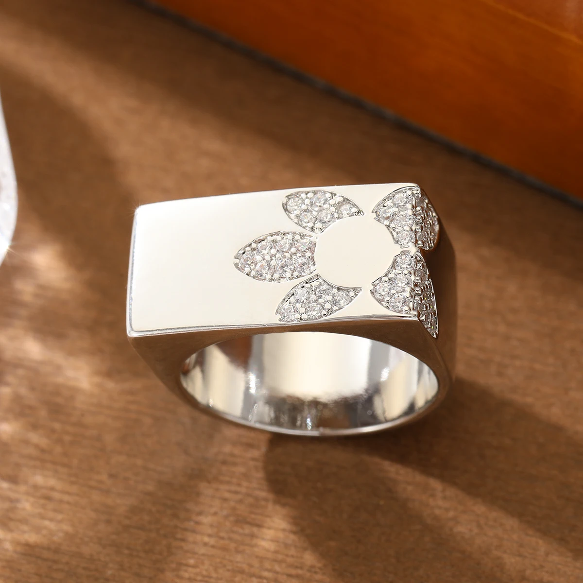 Moderner geometrischer Kupferring mit blumenförmiger Einlage aus künstlichen Edelsteinen, geeignet für den täglichen Gebrauch und Partys. – Detail 2
