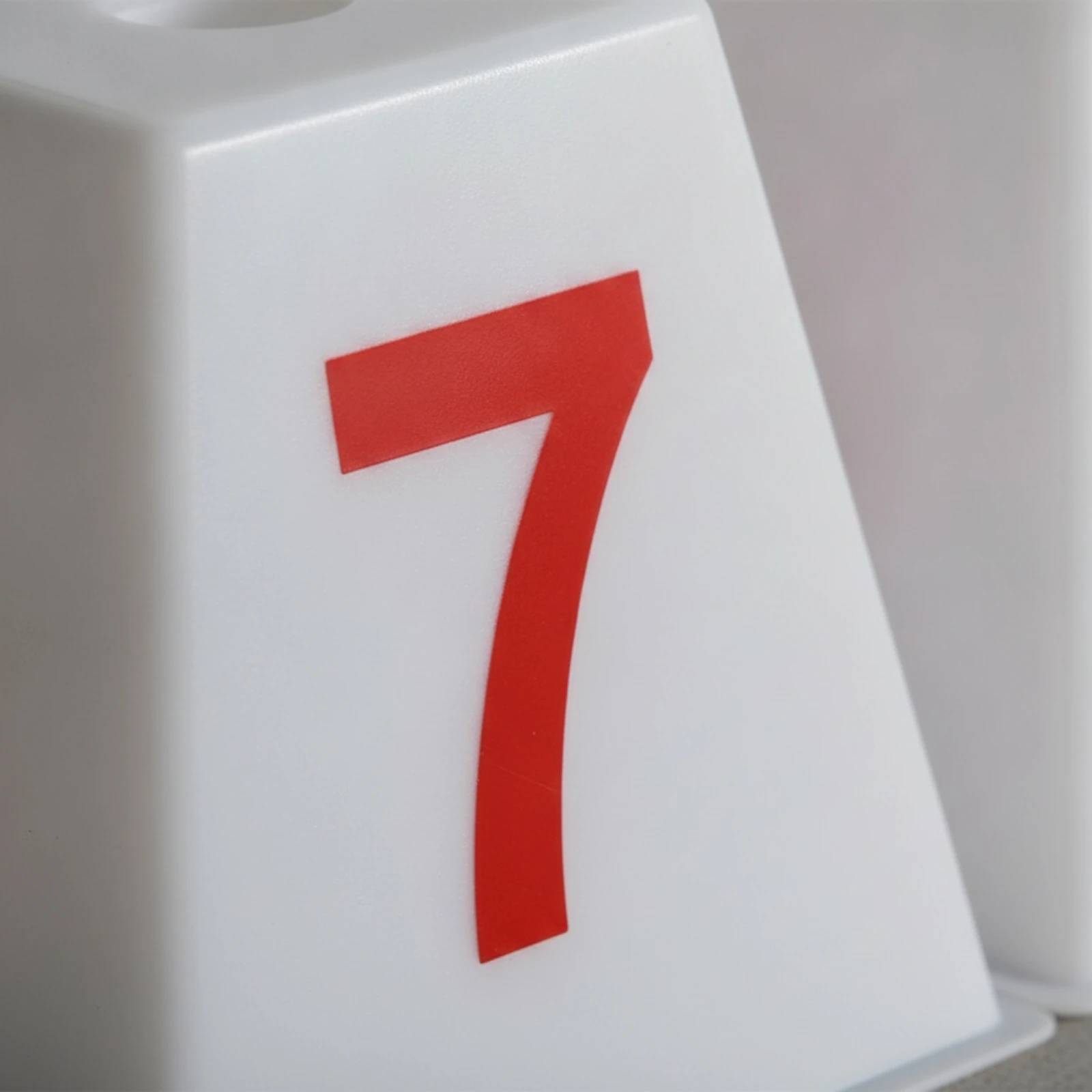 marqueur-de-ligne-de-piste-triangulaire-marqueur-de-ligne-tres-visible-avec-numerotation-imprimee-stable-pour-les-organisateurs-d'evenements-d'athletisme
