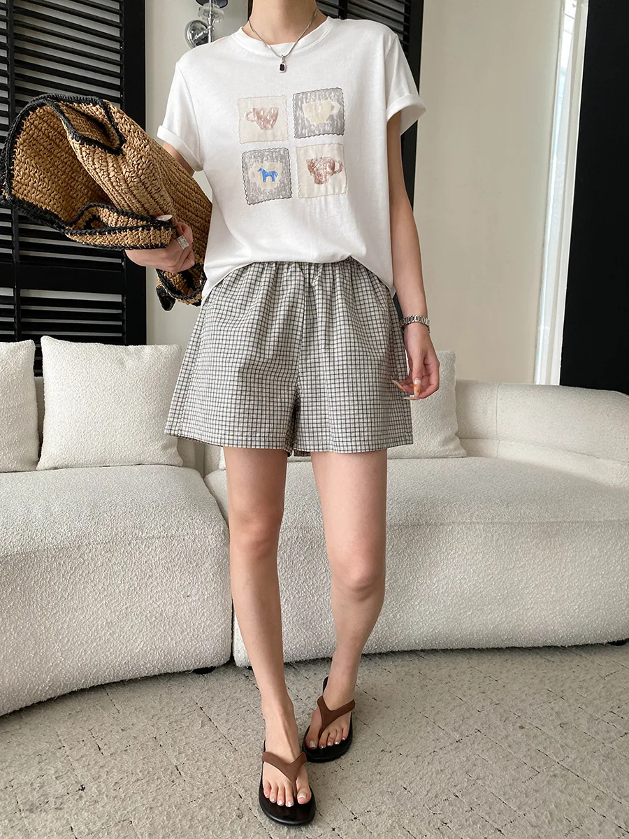 Sommerliche Damen-Shorts im Retro-Stil mit kontrastierendem Karomuster, elastischem Bund, lockerer Passform, schlankmachendem Effekt und weitem Bein. – Detail 12
