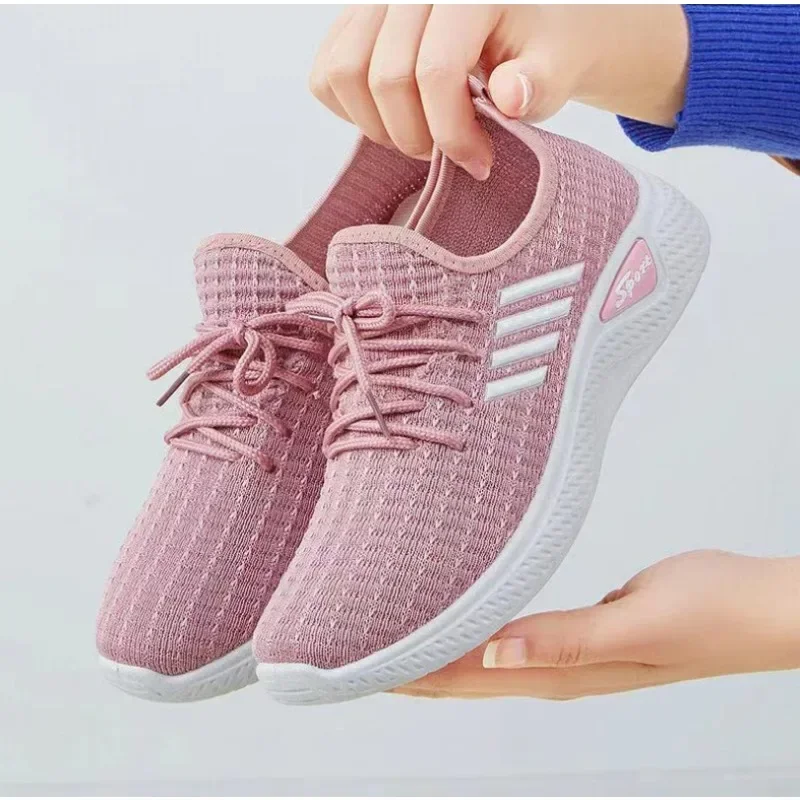 Sepatu trendi baru Fly-Knit Sneakers musim semi dan musim panas sol lembut kasual sepatu ibu jala sepatu pelajar lari Low-Top