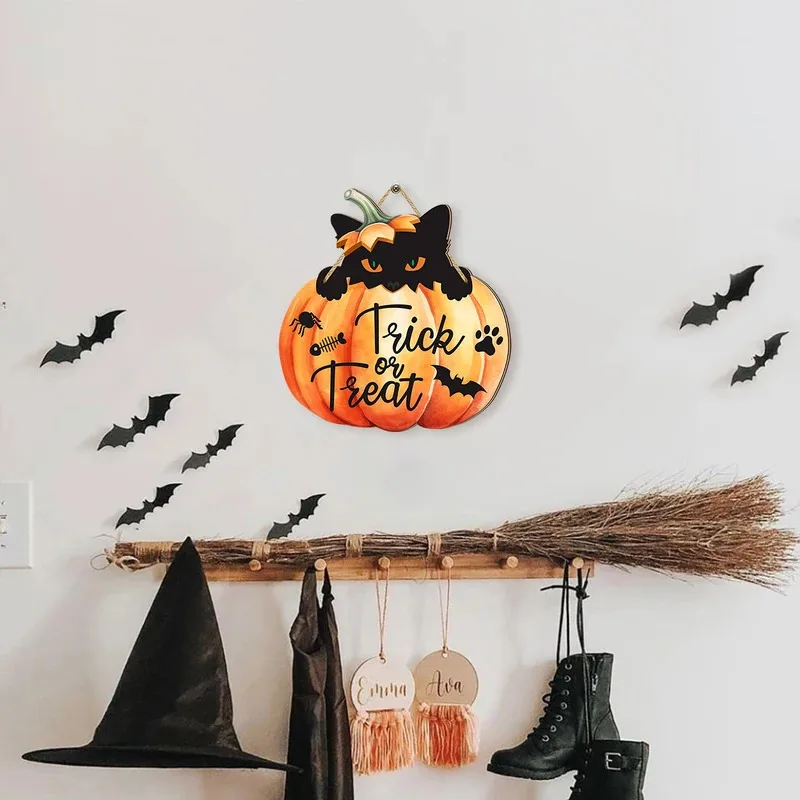 لافتة خشبية للهالوين مع قطة سوداء في اليقطين - ديكور "خدعة أو علاج".