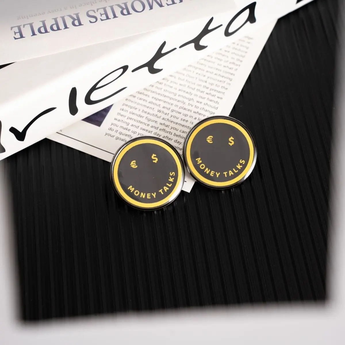 Fashion Smile Face Badge Brooch Suitable for Denim Jackets Coats and Backpacks Personalized DIY Accessories Decoration Crafts
