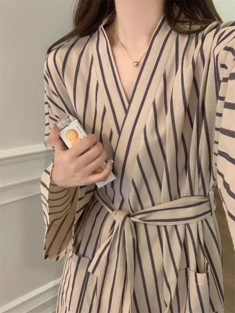 Nuovo Accappatoio Camicia da notte universale da donna Kimono lungo a righe Pigiama allentato Abbigliamento per la casa Pigiama da donna Abito popolare coreano Ragazza