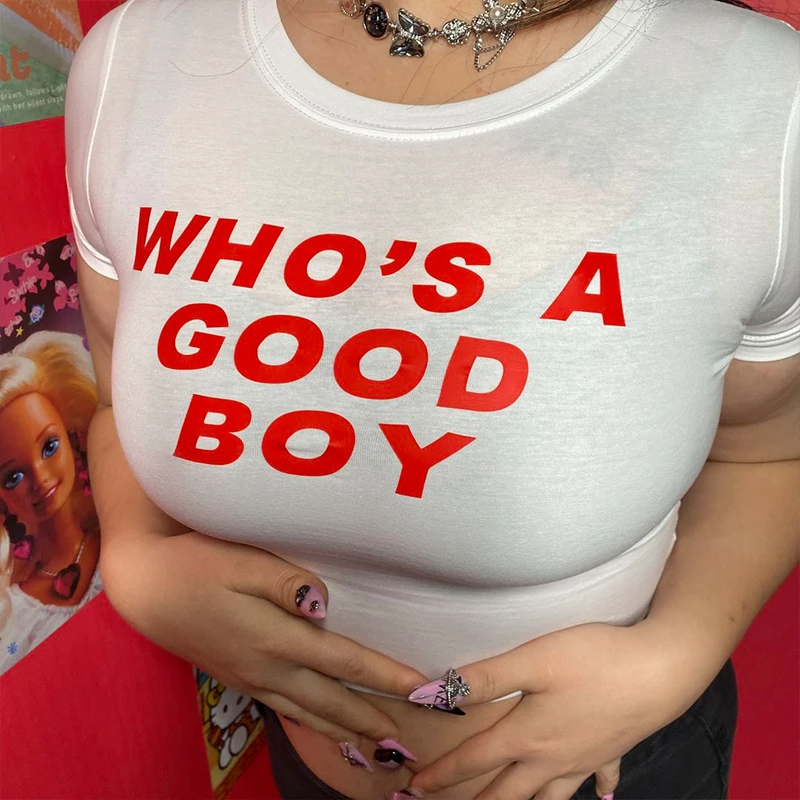 Camiseta Cropped com Estampa de Letras 'Who's A Good Boy' Casual com Gola Redonda e Manga Curta Roupas Femininas Estilo Grunge dos Anos 2000