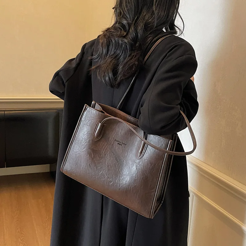 

2025 Autumn and Winter New Large-capacity Tote Bag Women's Commuting Leisure Simple Portable Shoulder Bag