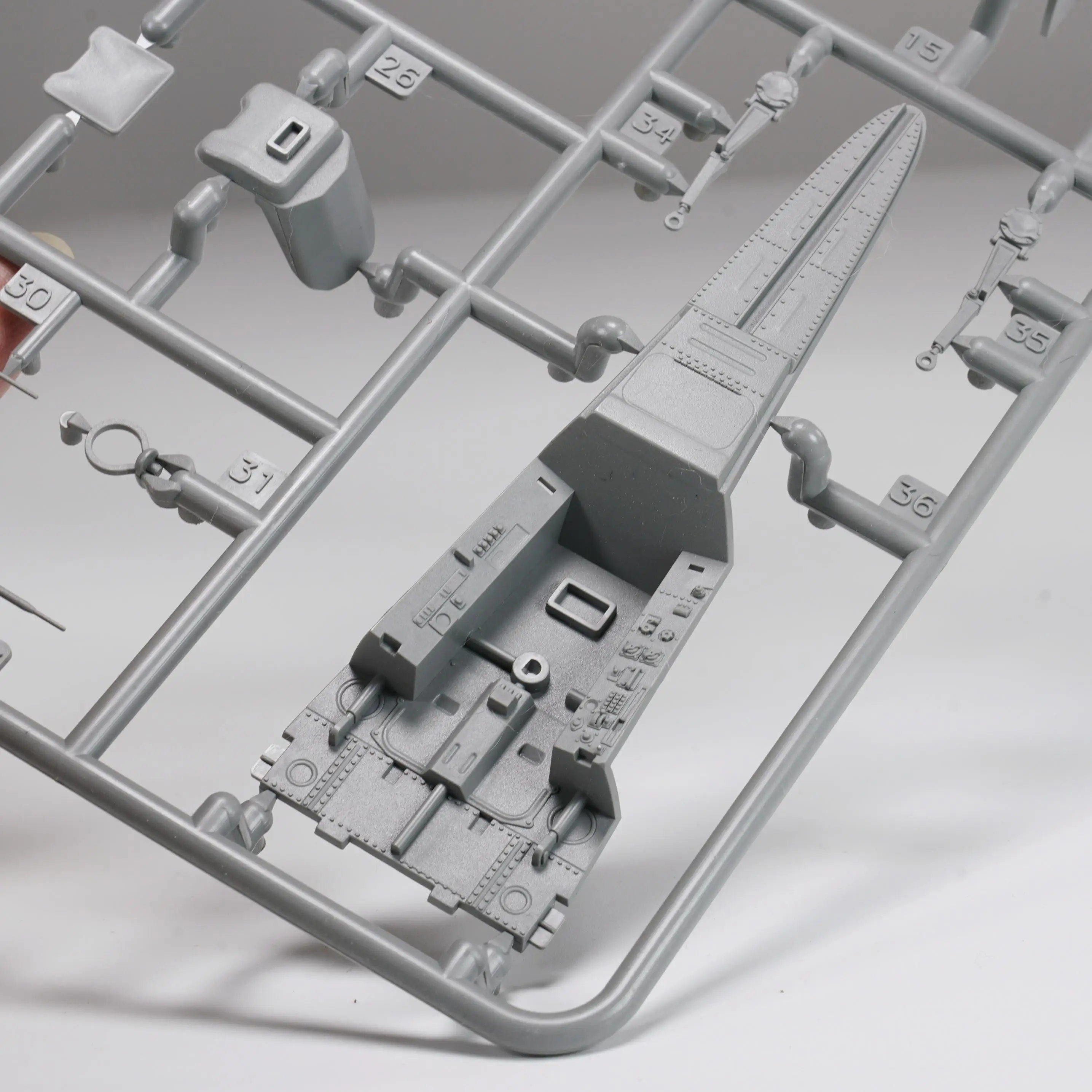 Fronteira BF-003 Escala 1/35 Focke-Wulf FW190A-6 com WGr.21 e motor completo e interior de armas