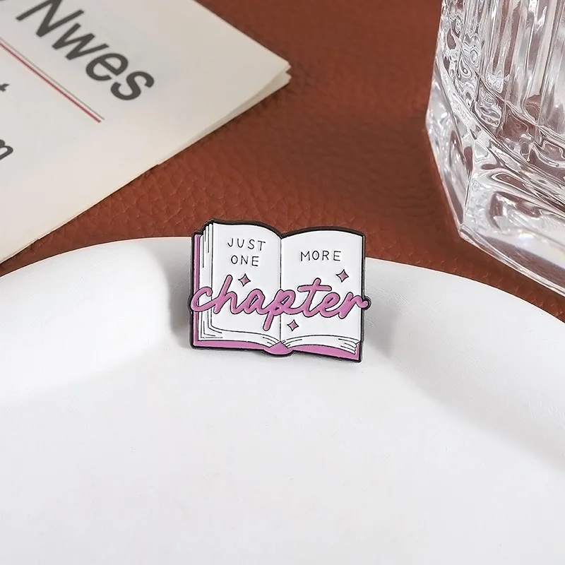 Livro rosa broche geométrico inglês legal versátil metal crachá colar agulha presente requintado espartilho
