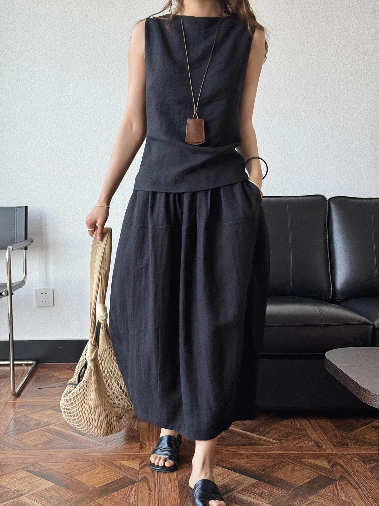 Camiseta feminina clássica branca preta elegante sem saia