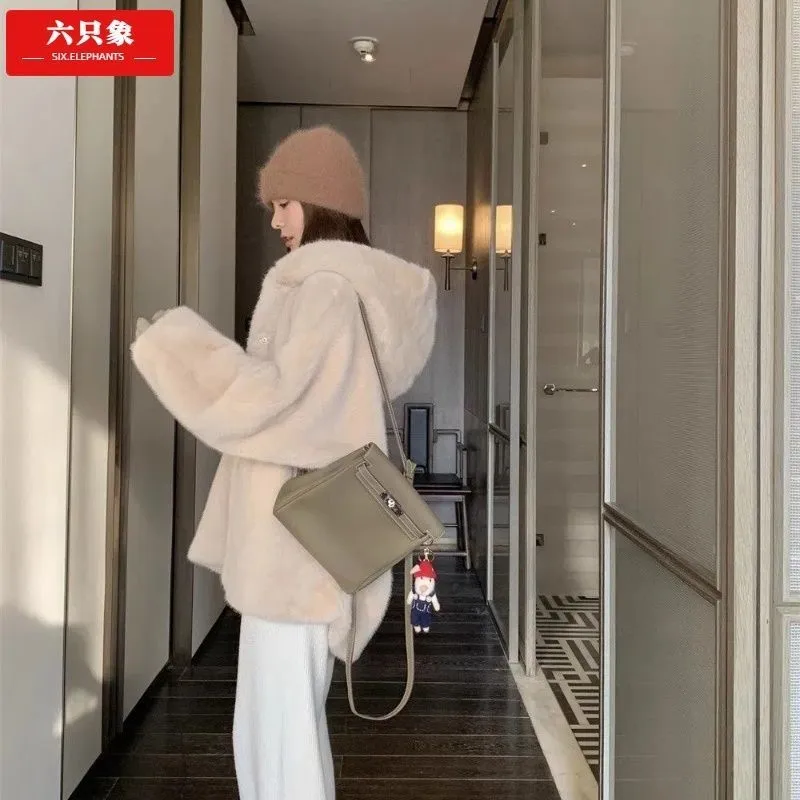 Un top ampio, spesso, delicato, giovanile e con cappuccio sul retro con pelliccia