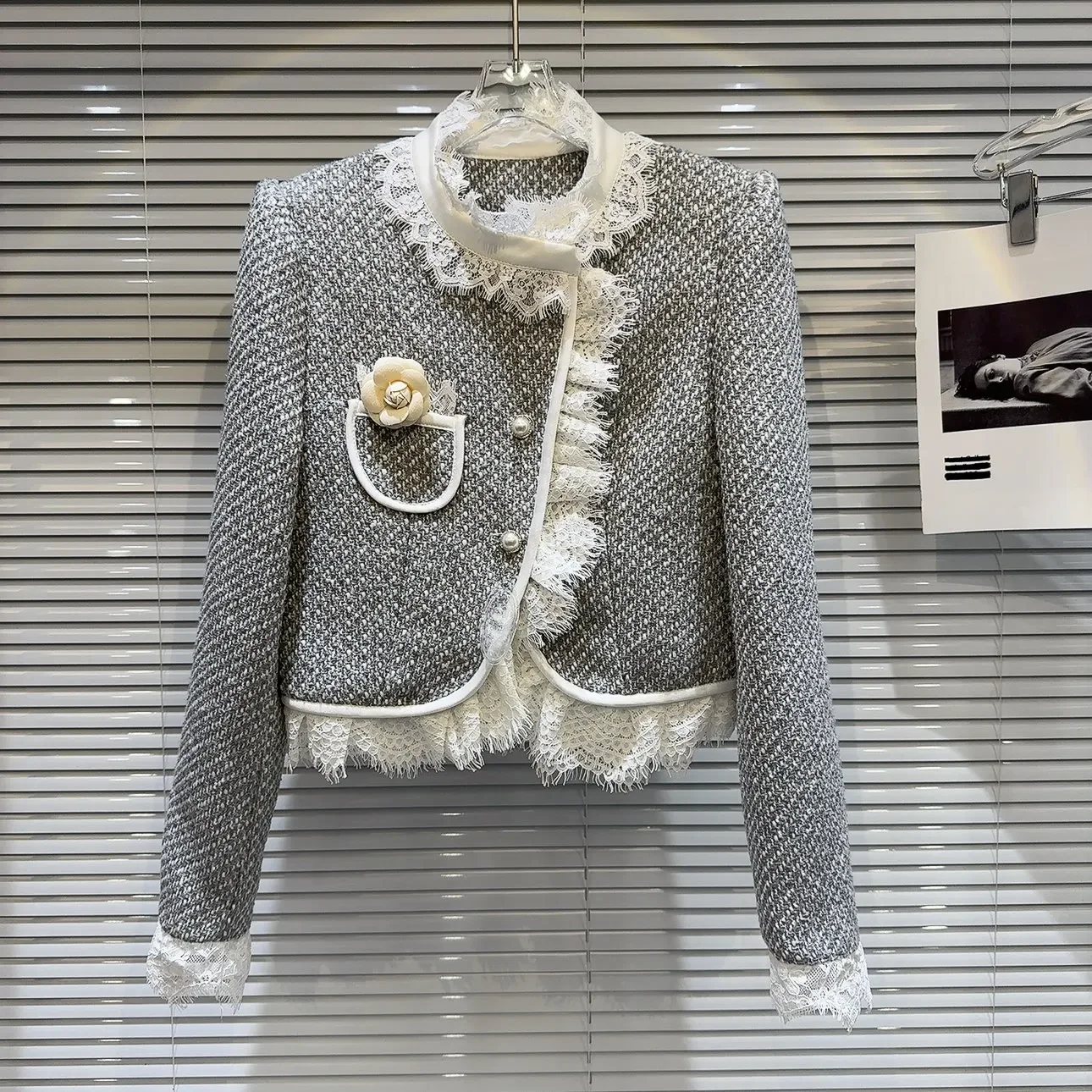 2026 Winter Short Coat Fashionable Elegant Lace Edge Pearl Button Down Lining Thickened Fabric Coat Daily Casual Commuting Wear