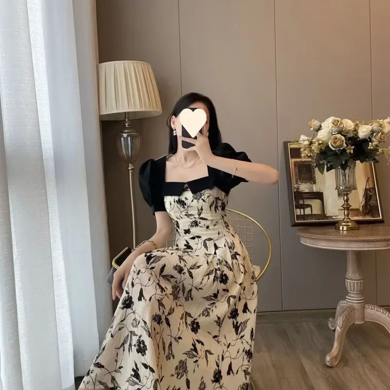 Neues französisches Design, schlankmachendes Blumendruck-Sommerkleid für Damen, quadratischer Kragen, Blasenärmel, A-Linien-Kleid