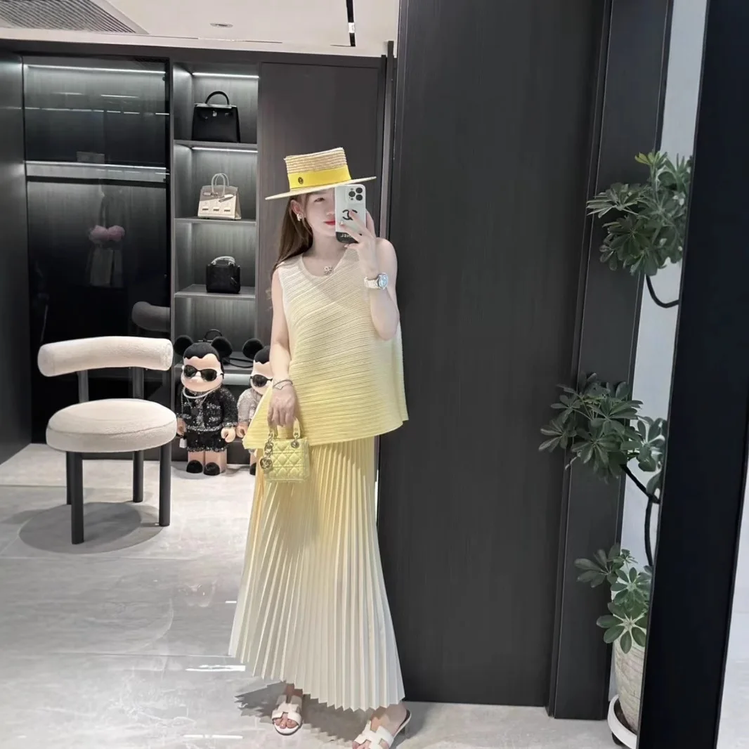 ミヤケ 2025 夏新作 レディース スーツ ノースリーブ ラウンドネック トップス + ハイウエスト プリーツ グラデーションカラー ハーフ丈スカート ツーピースセット