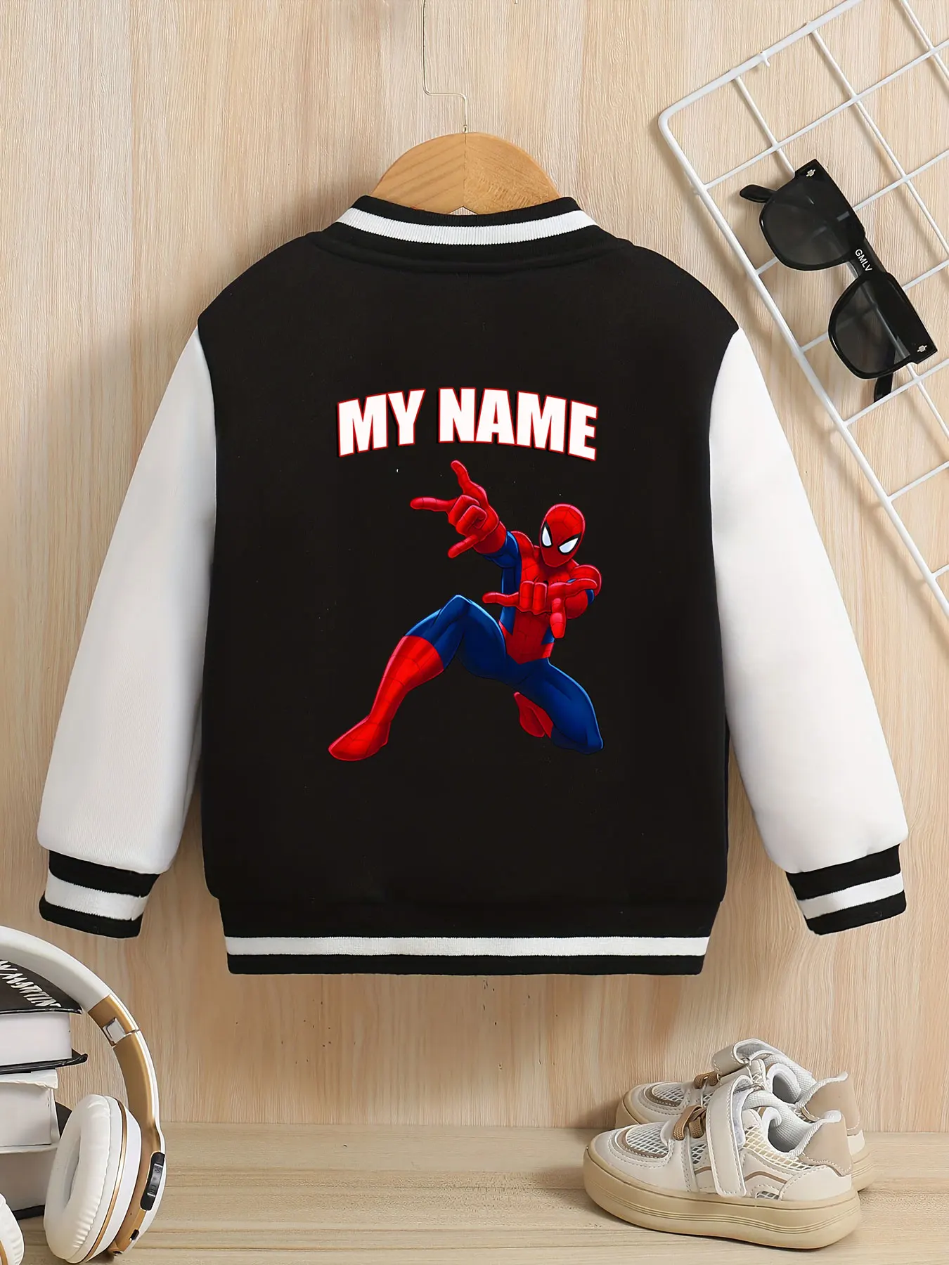 سترة بيسبول MINISO Marvel Boys - طباعة وضعية ديناميكية لـ Spider-Man، نسيج ممتاز ومتانة، شريك جيد لـ ca