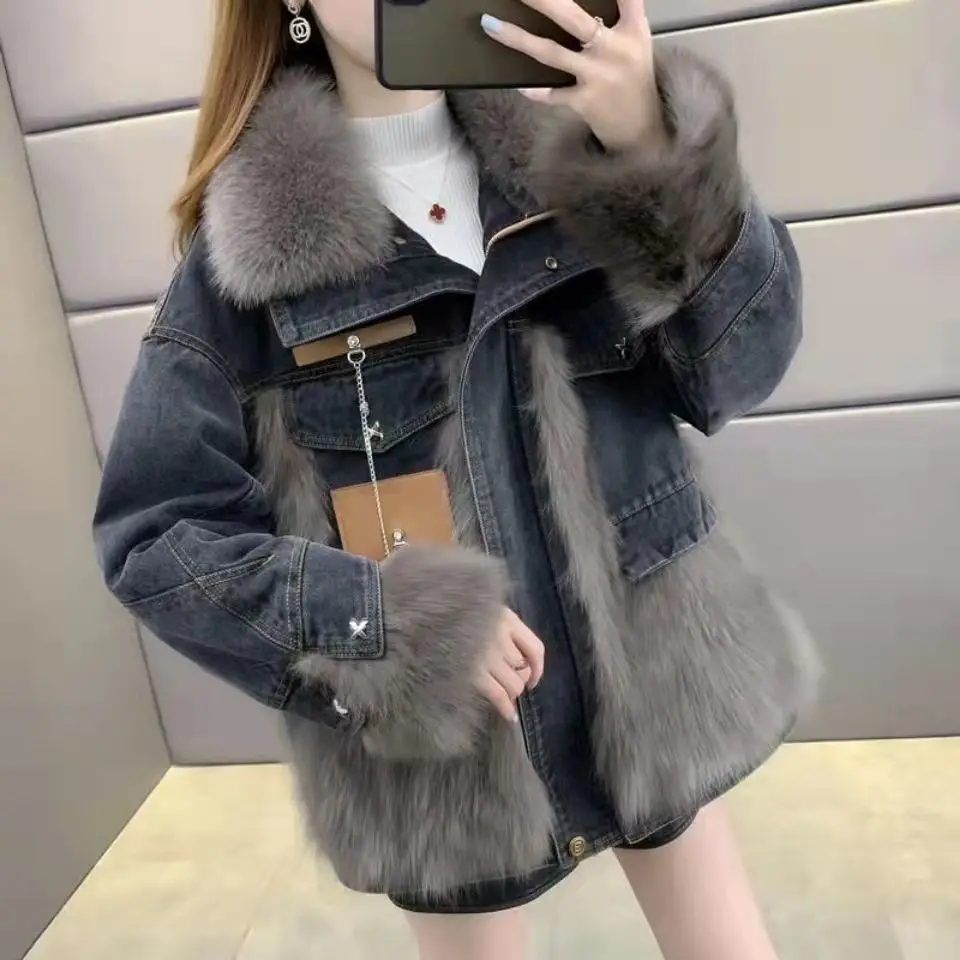 

2024 Winter New Denim Stitching Fur Coat Women fashion Big Fur Collar jeans Jacket Korean Loose short Cotton clothes female R372