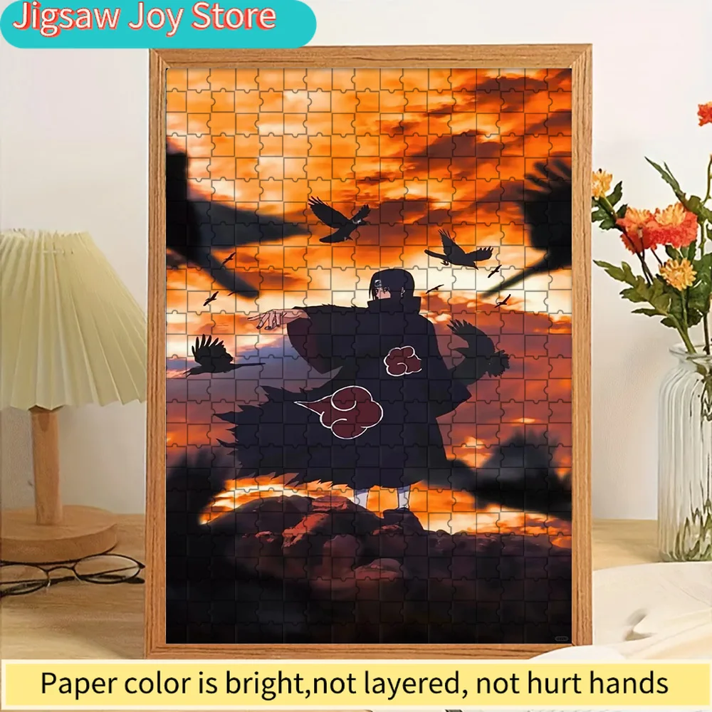 

Бумажный пазл «Наруто: Итачи Учиха Акацуки», эпическое аниме-изображение: Итачи Учиха призывает ворох на закате в его культовом костюме Акацу.