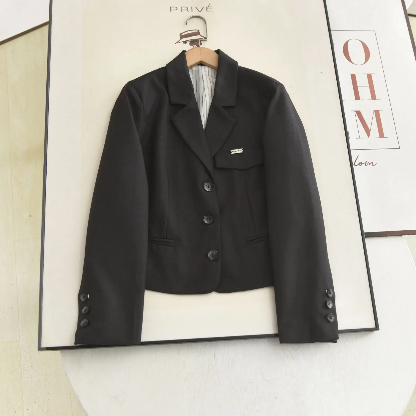 

Elegant Grey Suit Jacket College Style Versatile Slimming Short Coat for Women Spring 2026 Commute Fashion Loose Fit Button C...