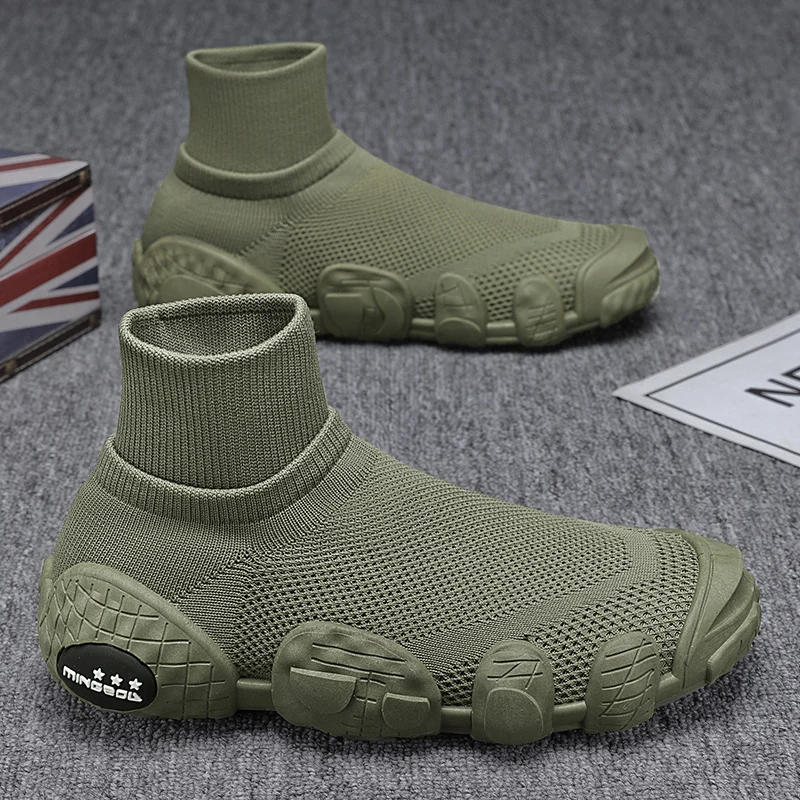 Men's casual shoes with soft sole and soft surface, comfortable mesh and breathable cover, wearing one foot sports shoes
