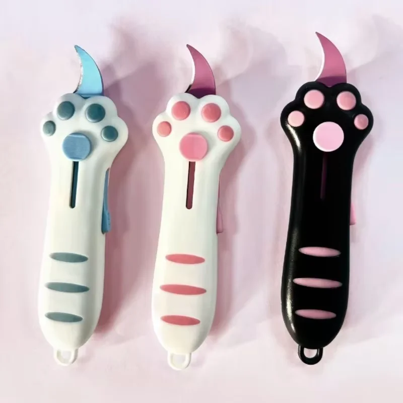 This mini portable folding knife features an alloy steel blade decorated with cute cat paw patterns. It is a practical tool suitable for a wide range of uses, including handicrafts, office work, packaging and scrapbooking