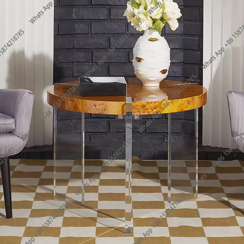 Nowoczesny, lekko luksusowy, wysokiej jakości przezroczysty akrylowy stolik kawowy z przezroczystą podstawą, do salonu w willi, designerski.