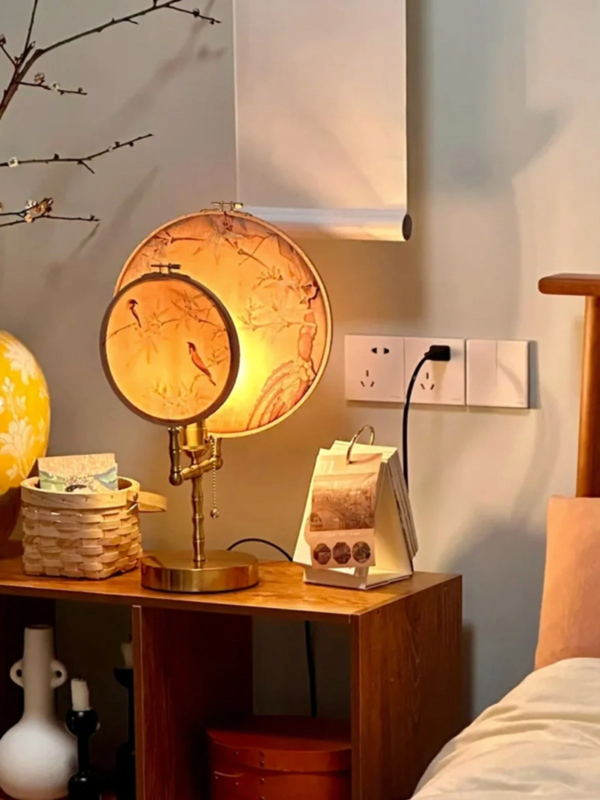 

New Chinese desk lamp bedroom bedside table retro Chinese style study tea room painted child and mother group fan atmosphere lam