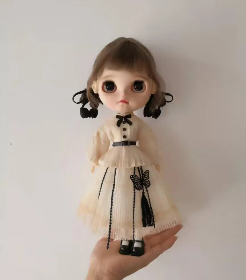 Blythe sleeved top, outer skirt, base skirt, butterfly pendant, hair clip, belt, socks (Fit for azone,Pullip,Ob22,24,26, Licca)