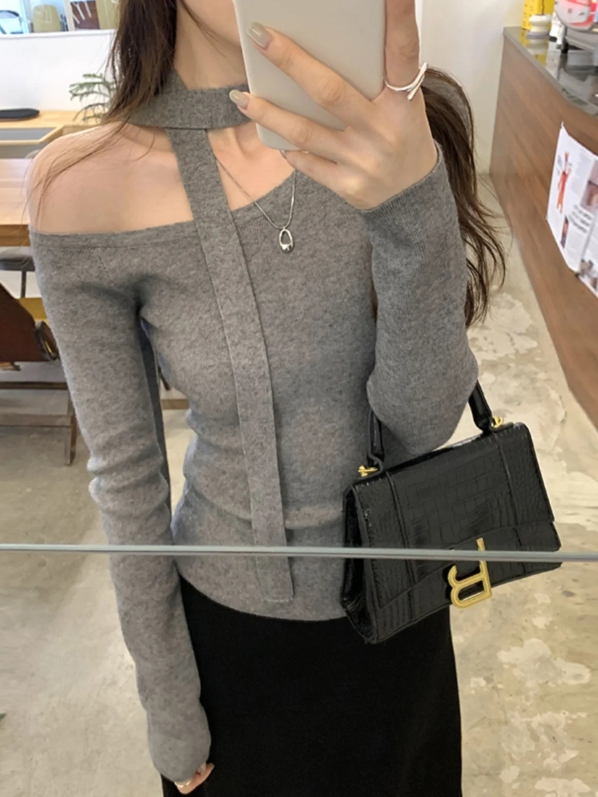 Black Knitted Shoulder Bared Base Shirt Women's Spring Autumn New Design Sensation Slant Shoulder Top Commute Style Korean Ve...