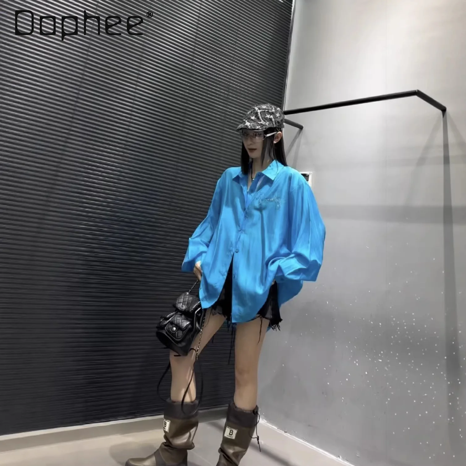 

Европейская женская рубашка-поло весна 2026: новинка с отложным воротником, спущенным плечом, буквенным принтом, стразами, простой повседневный свободный топ-кардиган