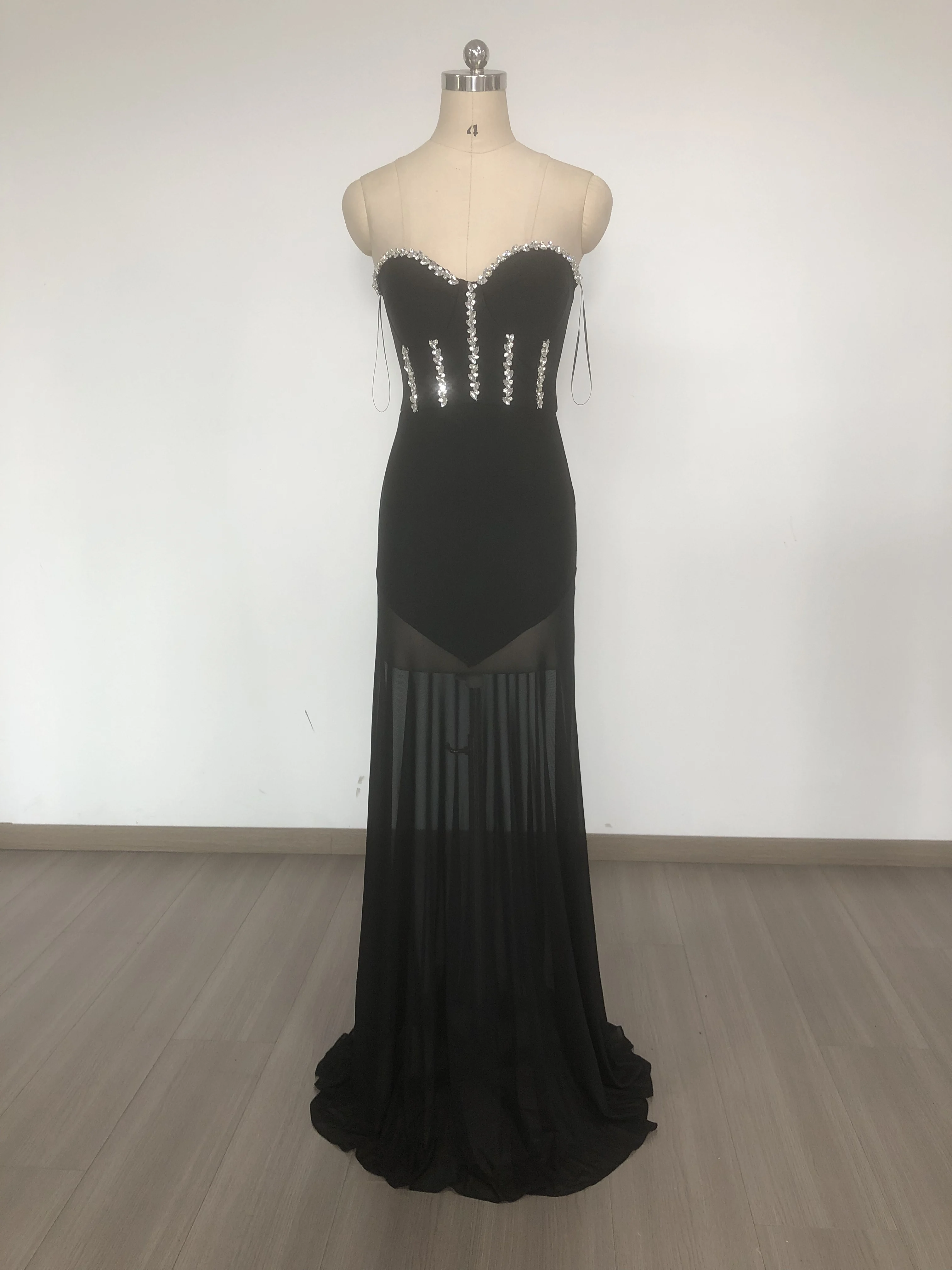 VC Regal レディース ストラップレス バックレス ドレス クリスタルとシアーアクセント付き フォーマルパーティー用ブラック イブニング ドレス