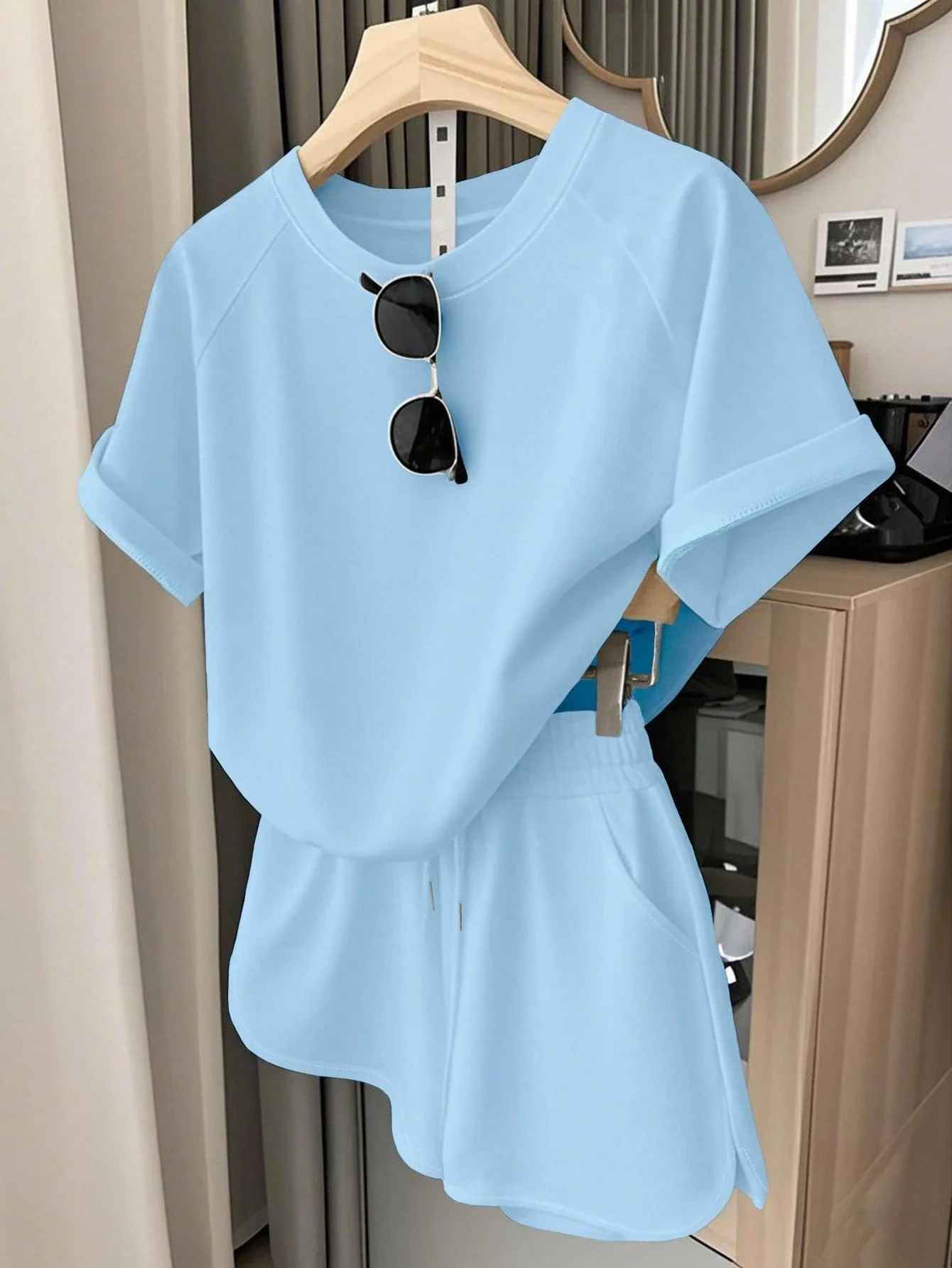 

Женский повседневный спортивный комплект из двух предметов: футболка и шорты для летнего уличного стиля