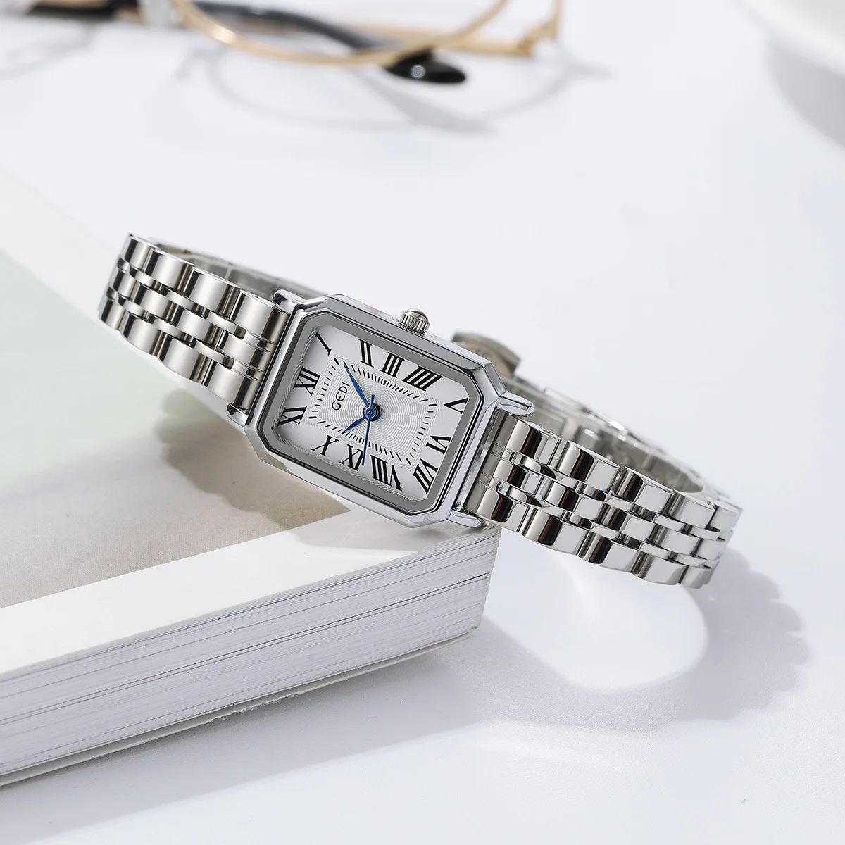 Francês ins vento relógio feminino simples retro quadrado relógio de aço inoxidável quartzo cinto de aço relógio feminino 2025