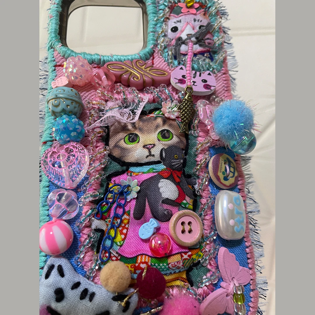 

4005 Handmade Macaron Tone Patchwork Fabric Phone Case Retro Cartoon Cat Appliques Fringed Edge Charms Dangling Ornament Unique