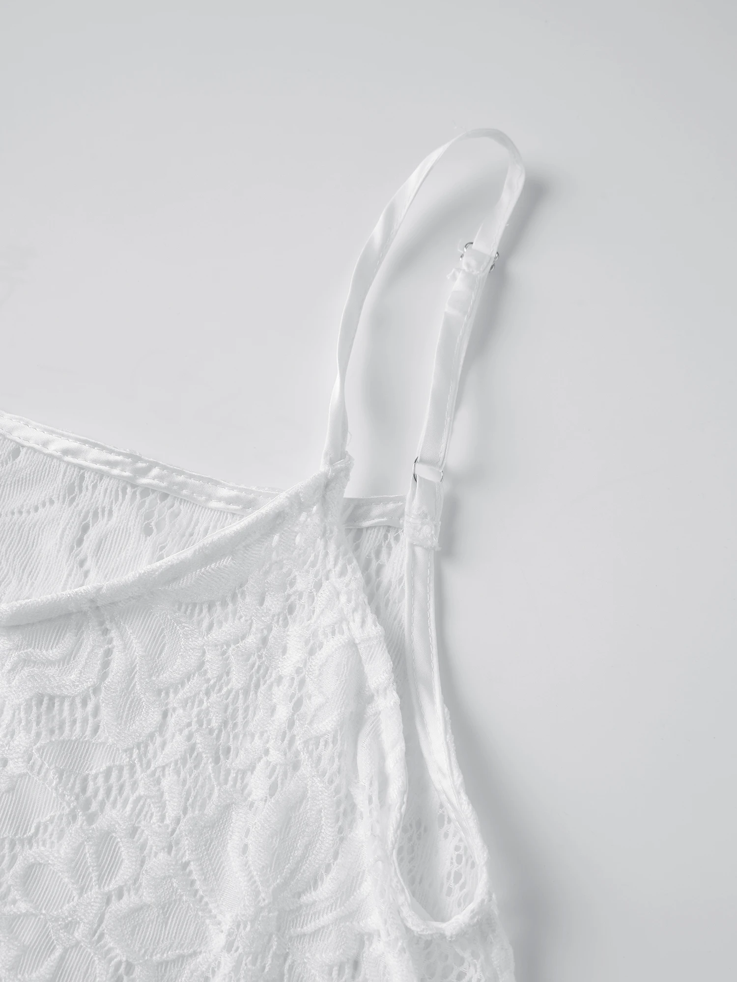 เสื้อกล้ามลูกไม้ลายดอกไม้หรูหราพร้อมสายสปาเก็ตตี้และชายเสื้อระบายแบบไม่มีแขนเสื้อซีทรูสำหรับผู้หญิงเสื้อแฟชั่นฤดูร้อน