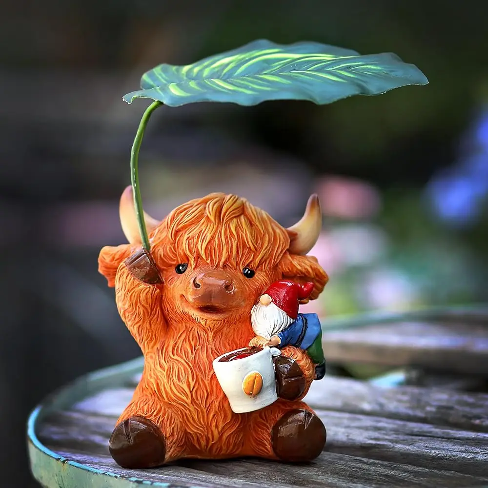 

Садовый гном с коровой породой Хайленд, фигурка-украшение 6,5 дюймов для дома, патио, двора, газона, с красной шляпой, в синей одежде, для использования в помещении и на улице