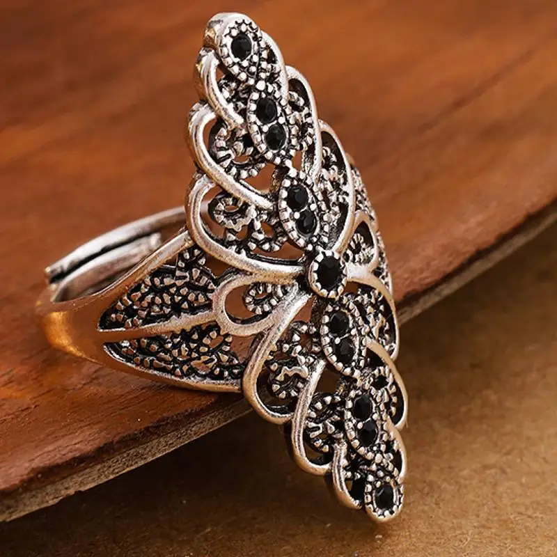 Huitan Bohemia Style Damen-Ring mit hohlem Design, offener Ring, eingelegt mit glänzendem schwarzem CZ, wunderschönes Party-Accessoire, Jubiläumsschmuck