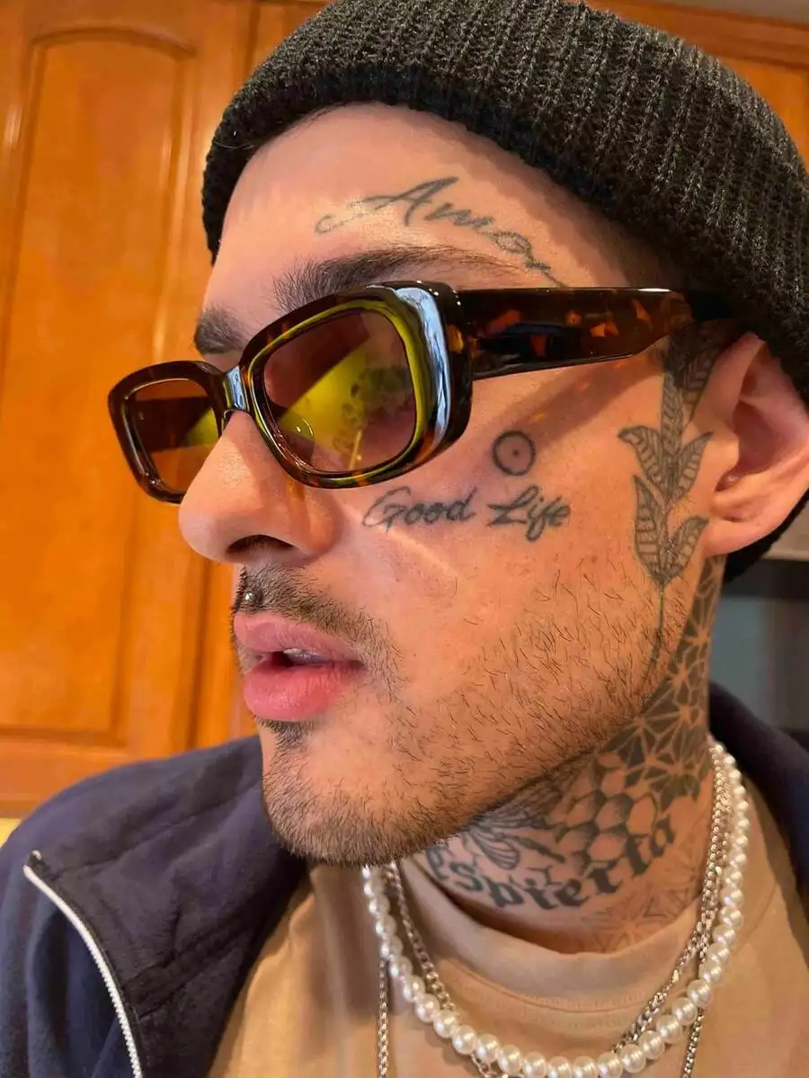 

Солнцезащитные очки в маленькой квадратной оправе цвета черепахового панциря с тонированными линзами и декором в виде хрустального сердца