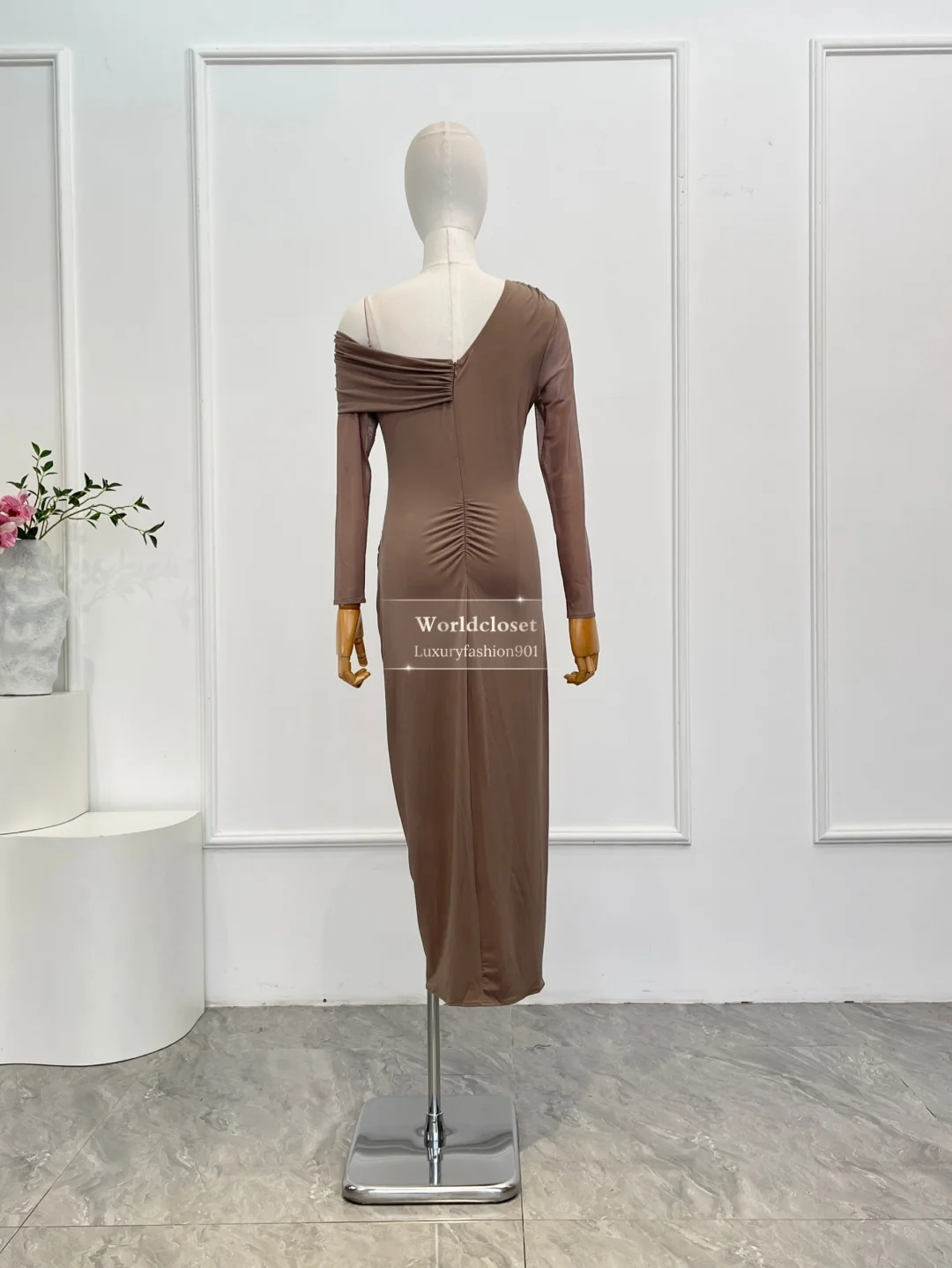 Vestido midi ajustado con un hombro y manga larga con abertura frontal para mujer