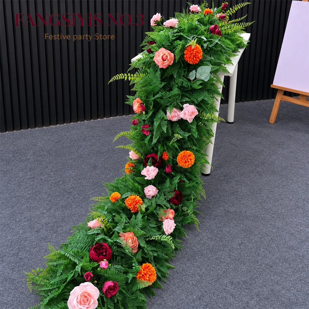 fondo-de-flores-artificiales-en-fila-larga-con-rosas-helechos-y-vegetacion-en-tonos-borgona-naranja-rosa-y-verde-centro-de-mesa-para-bodas-decoracion-para-eventos
