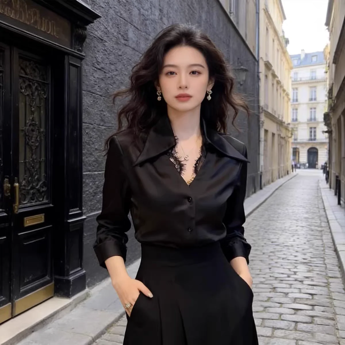 

Элегантная женская блузка из сатина с кружевной отделкой, длинными рукавами, V-образным вырезом и застежкой на пуговицы, стильная блузка для вечеринок и офиса, модная женская рубашка.