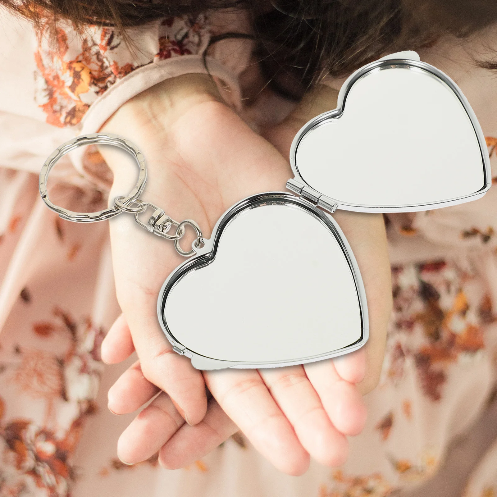 Mini porte-clés miroir en forme de cœur, pliable, double face, en métal, Portable, Compact, pour femmes et filles, cadeau, 4 pièces