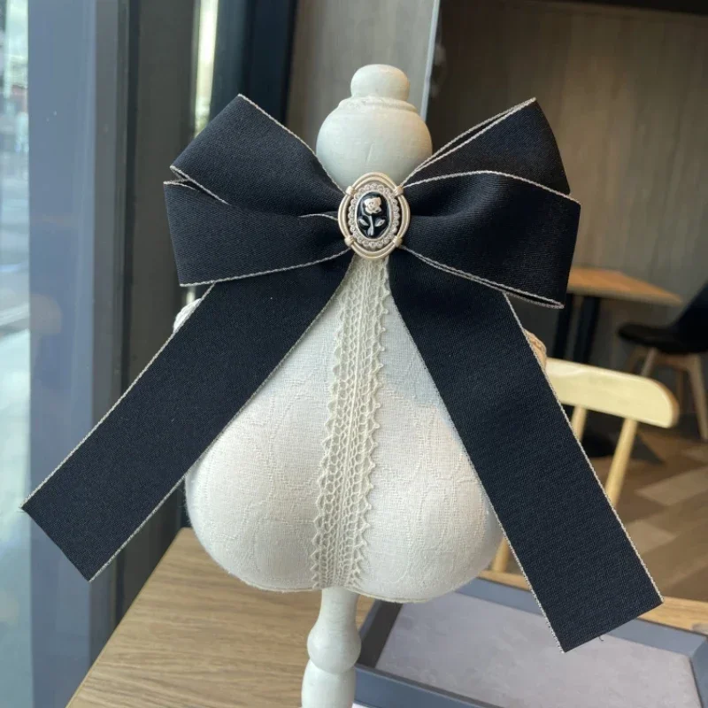 Retro Fabric Bow Tie Crystal Pearl Flower Brooches for Women College Style Shirt Collar Pin Necktie Korean Fashion Jewelry Gifts