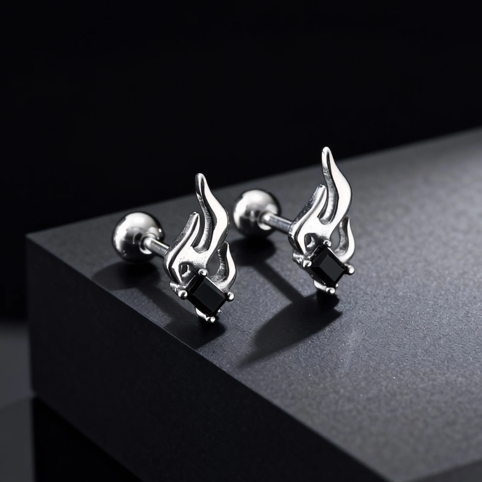 Vintage-Flammen-Ohrstecker für Herren, trendige schwarze, hypoallergene Edelstahl-Ohrringe mit kubischem Zirkonia, Punk-Hip-Hop-Schmuck – Detail 4