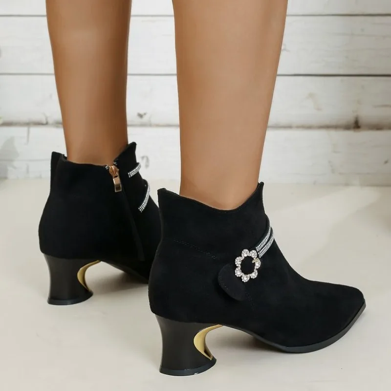 Damen-Wildleder-Stiefeletten mit spitzer Zehenpartie, verziert mit Strasssteinen und Blumen, Blockabsatz, kurze Stiefel, seitlicher Reißverschluss, Herbst- und Wintermode, Damenschuhe. – Detail 8