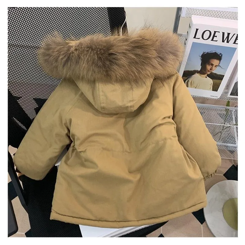 سترة قطن مخملية متوسطة إلى طويلة للفتيات لشتاء دافئ معطف بياقة من الفرو بقلنسوة للأطفال الصغار 2025 ملابس أطفال