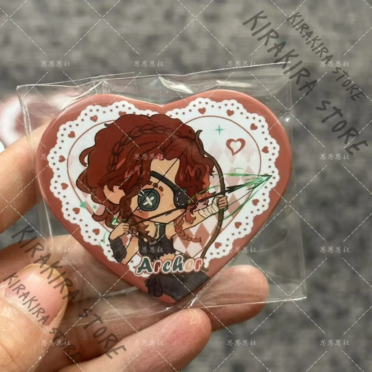 Badge Cœur Cosplay Anime Emma Woods - usage example