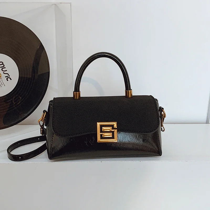 트렌디한 레터 로고가 있는 여성용 우아한 미니멀리스트 클래식 크로스바디 백, 패셔너블한 스타일과 실용적인 출퇴근용